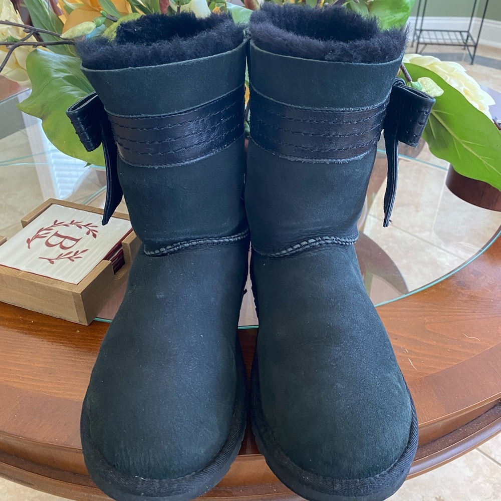 UGG Australia Josette Black Bow Boots Sheepskin & Leather #1003174 women’s Sz 8